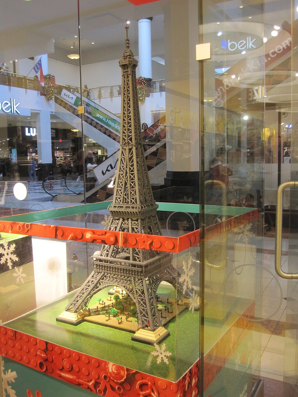 1024px-LEGO_Eiffel_Tower_on_Display.jpg