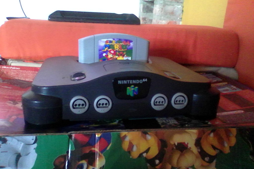 1024px-Nintendo_64_con_mario64-2.jpg
