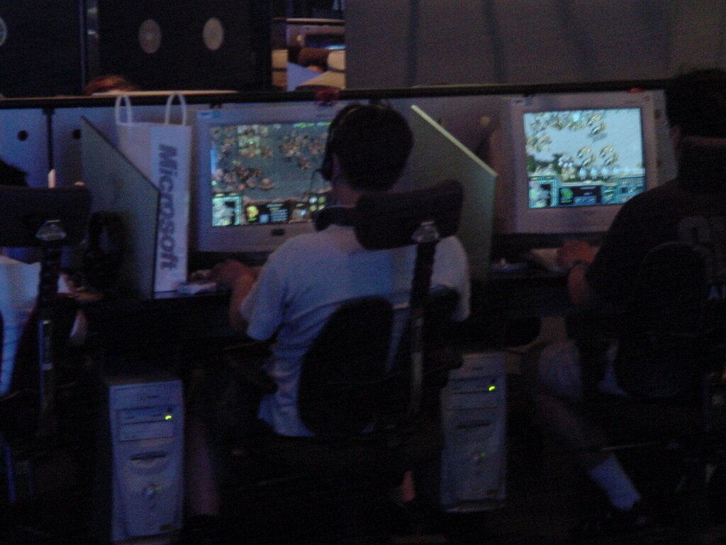 1024px-People_playing_StarCraft_at_PC_Bang_in_2001-2.jpg