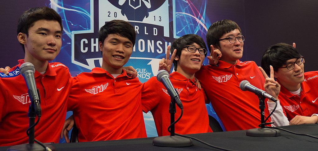 1024px-SK_Telecom_T1_at_LoL_World_Championship_2013.jpg