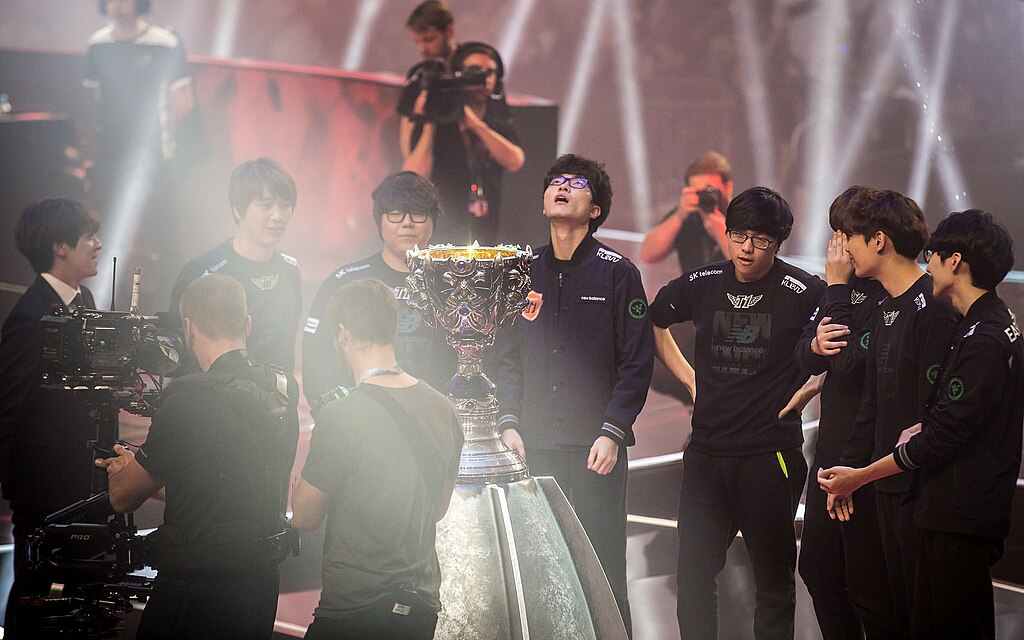 1024px-SK_Telecom_T1_stand_around_2015_League_of_Legends_World_Champtionship_trophy.jpg