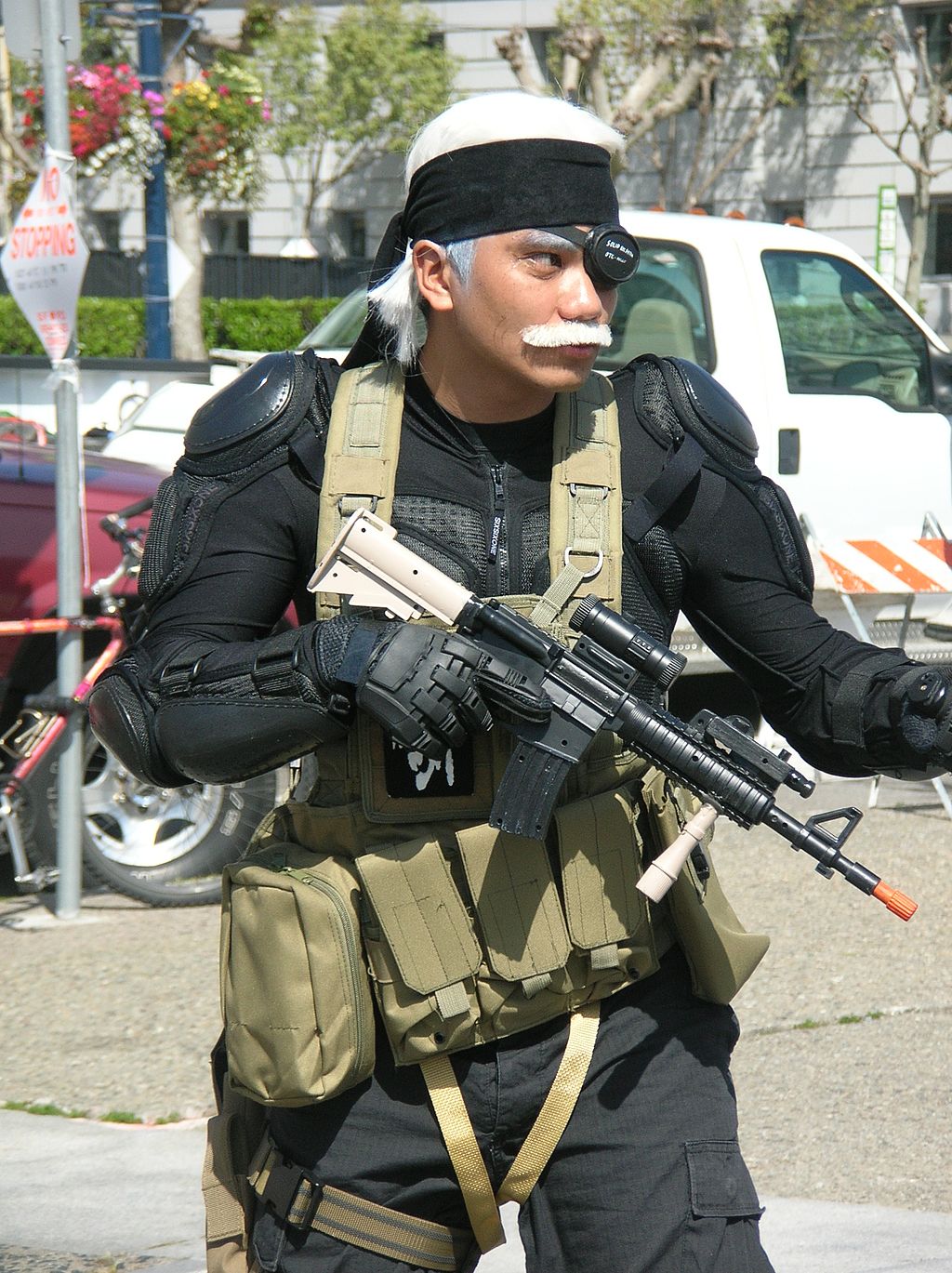 1024px-Solid_Snake_cosplayer_at_2010_NCCB_2010-04-18_2.jpeg