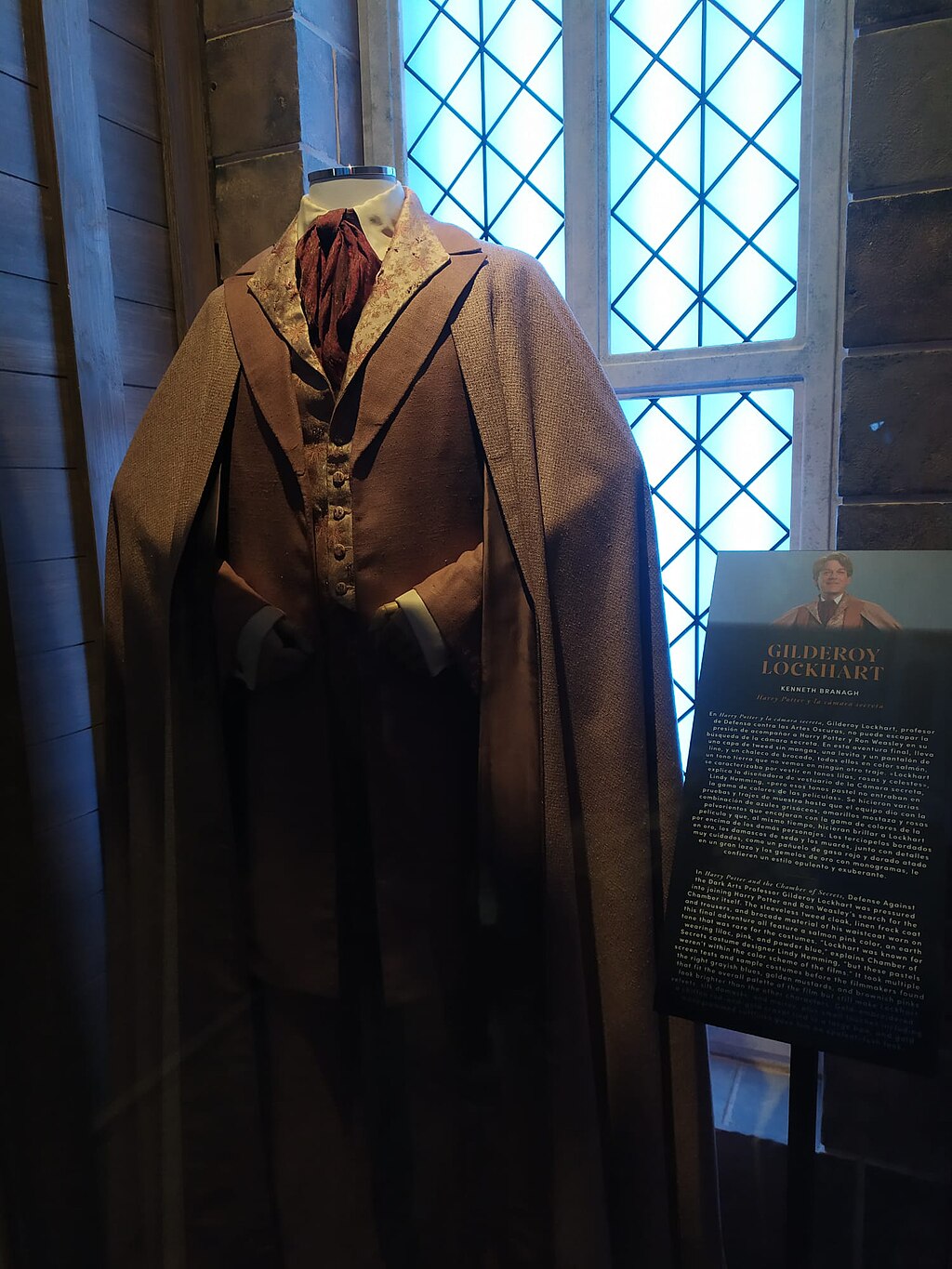 1024px-Traxe_de_Gilderoy_Lockhart_na_Harry_Potter_Exhibition_Barcelona_2024-1.jpg
