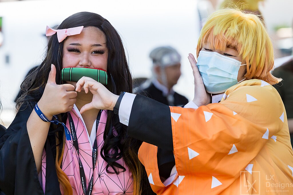1024px-cosplayofnezukokamadoandzenitsuagatsumafromdemonslayerkimetsunoyaibaatfanimecon202353056018850-2.jpg