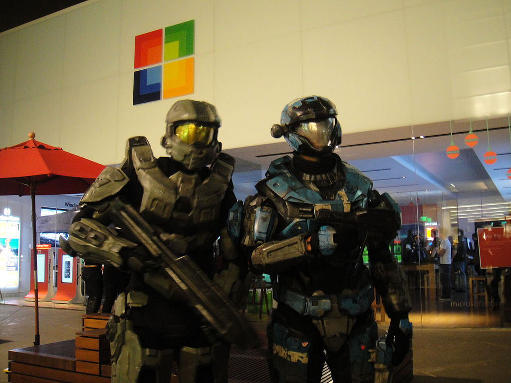1024px-haloanniversarylagamelaunch-spartanandmasterchief6381866931-1.jpg