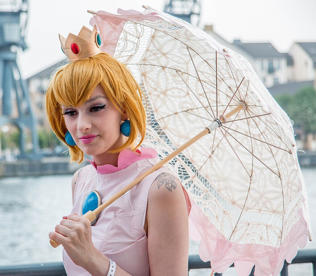 1024px-princesspeachcosplay-mcmcomicconlondon201626791513763.jpg