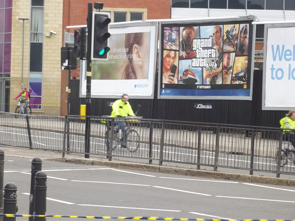 1024px-skyridebirmingham2013-highstreetderitenddigbeth-billboard-grandtheftautov-2.jpg