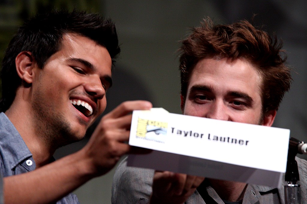 1024px-taylorlautnerrobertpattinson7585899758.jpg