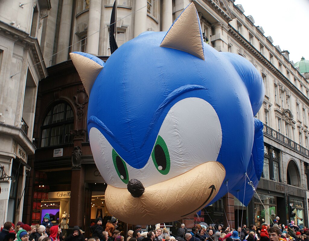 1024px-viewofalargeinflatablesonicthehedgehoginthehamleystoyparade-geographorguk-5199998-1.jpg