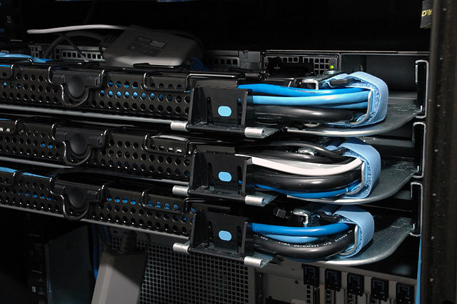 640px-Cable_Management_Dell_1950-2.jpg