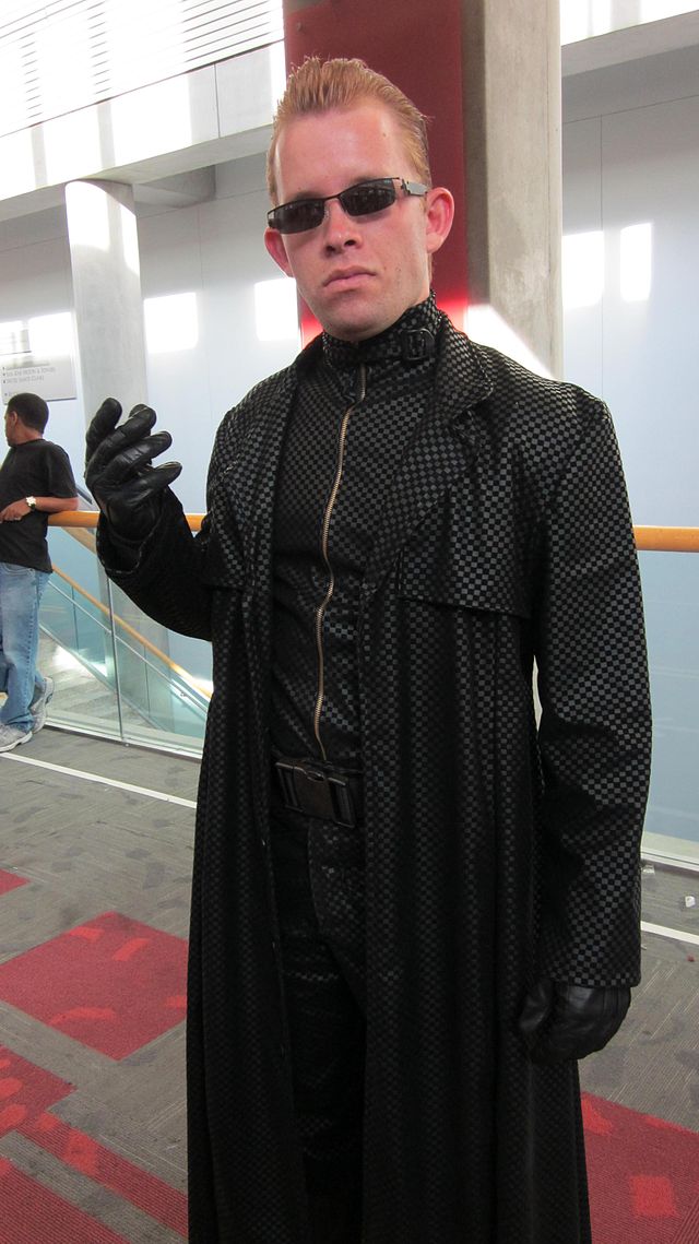 Albert_Wesker_cosplayer_at_FanimeCon_2010-05-30-2.jpg