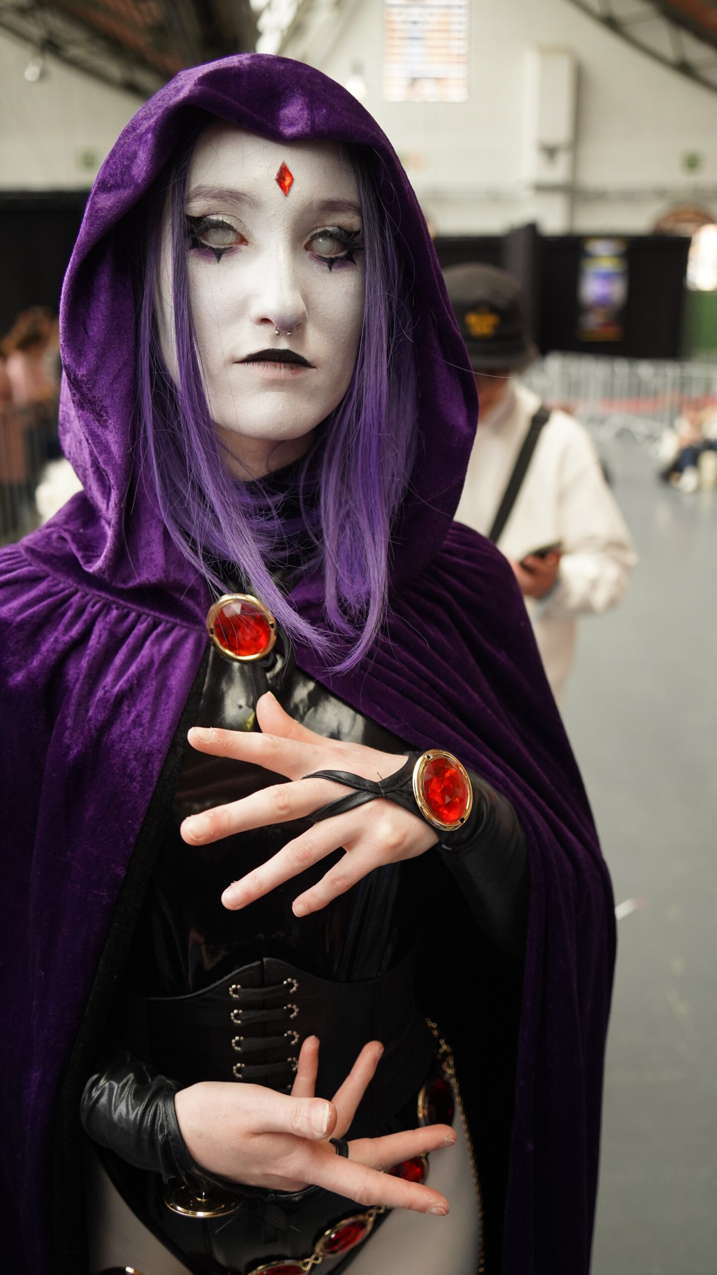 Comiccon_Brussels_2023_-_Cosplay_of_Raven_3-scaled-3.jpg