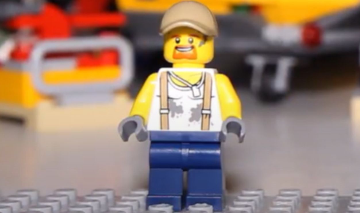Explorer-Minifigure-3.jpg
