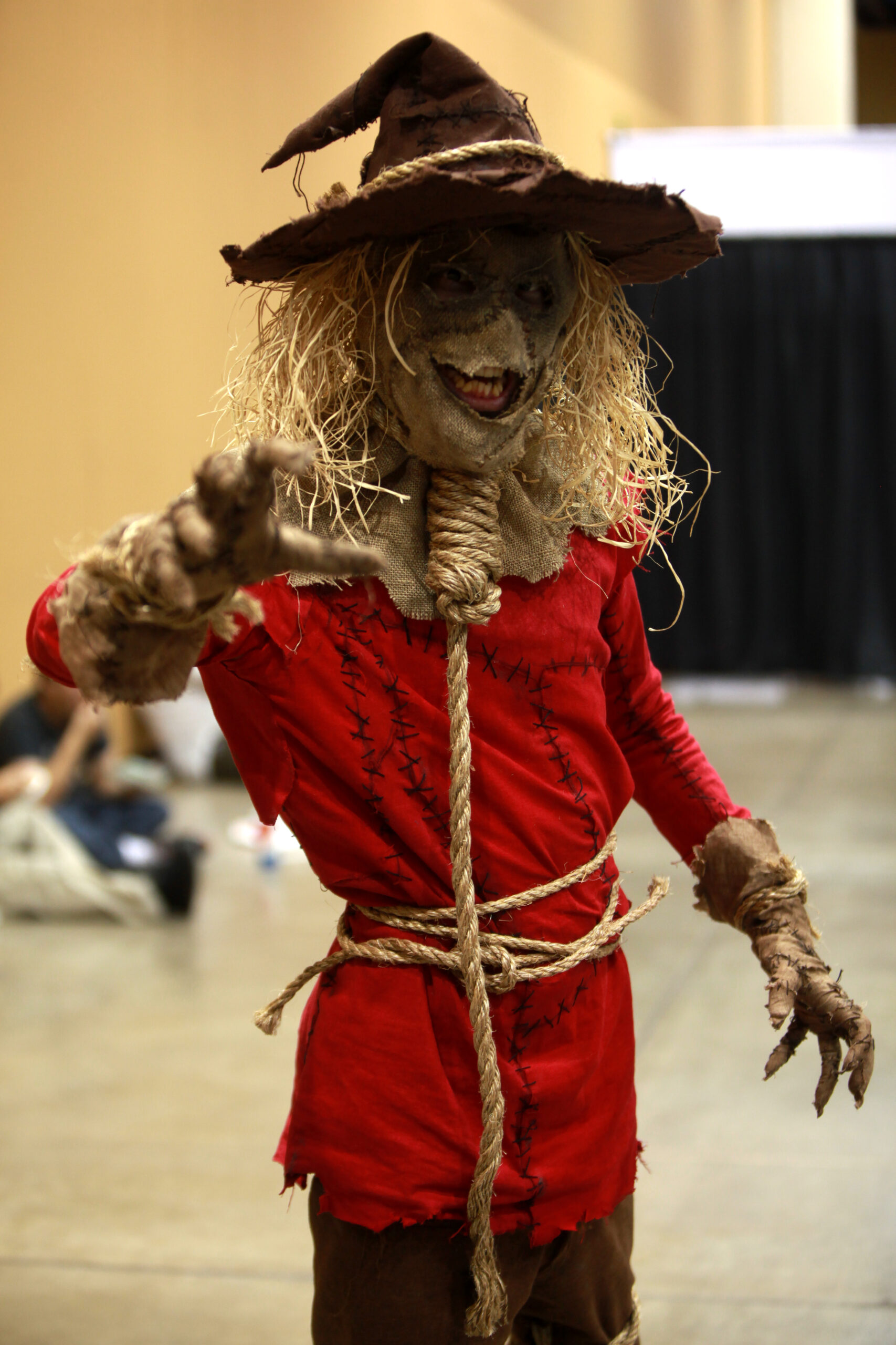 The_Scarecrow_cosplayer_2528121646751332529-scaled-2.jpg