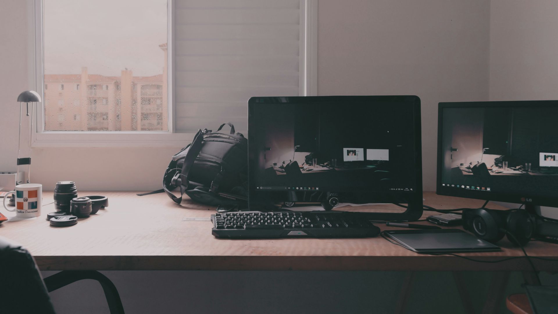 computer set on table