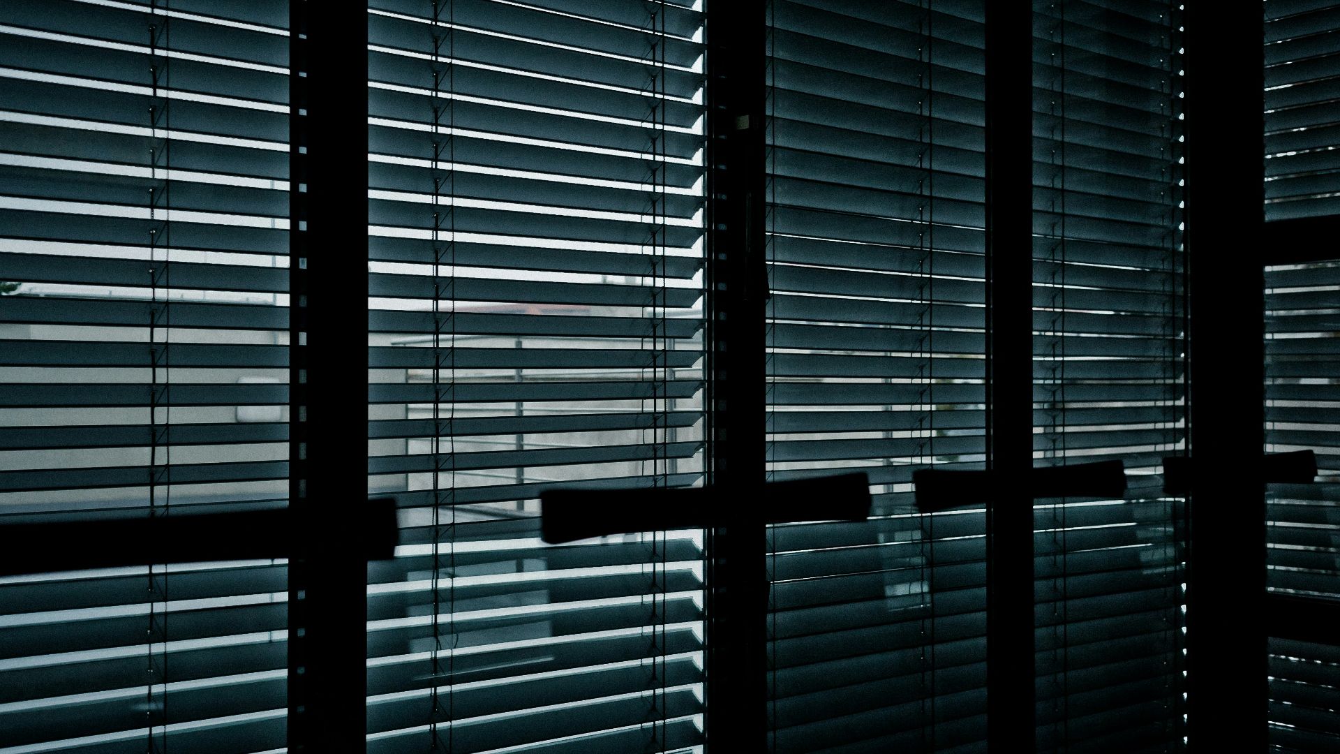 white window blinds during daytime