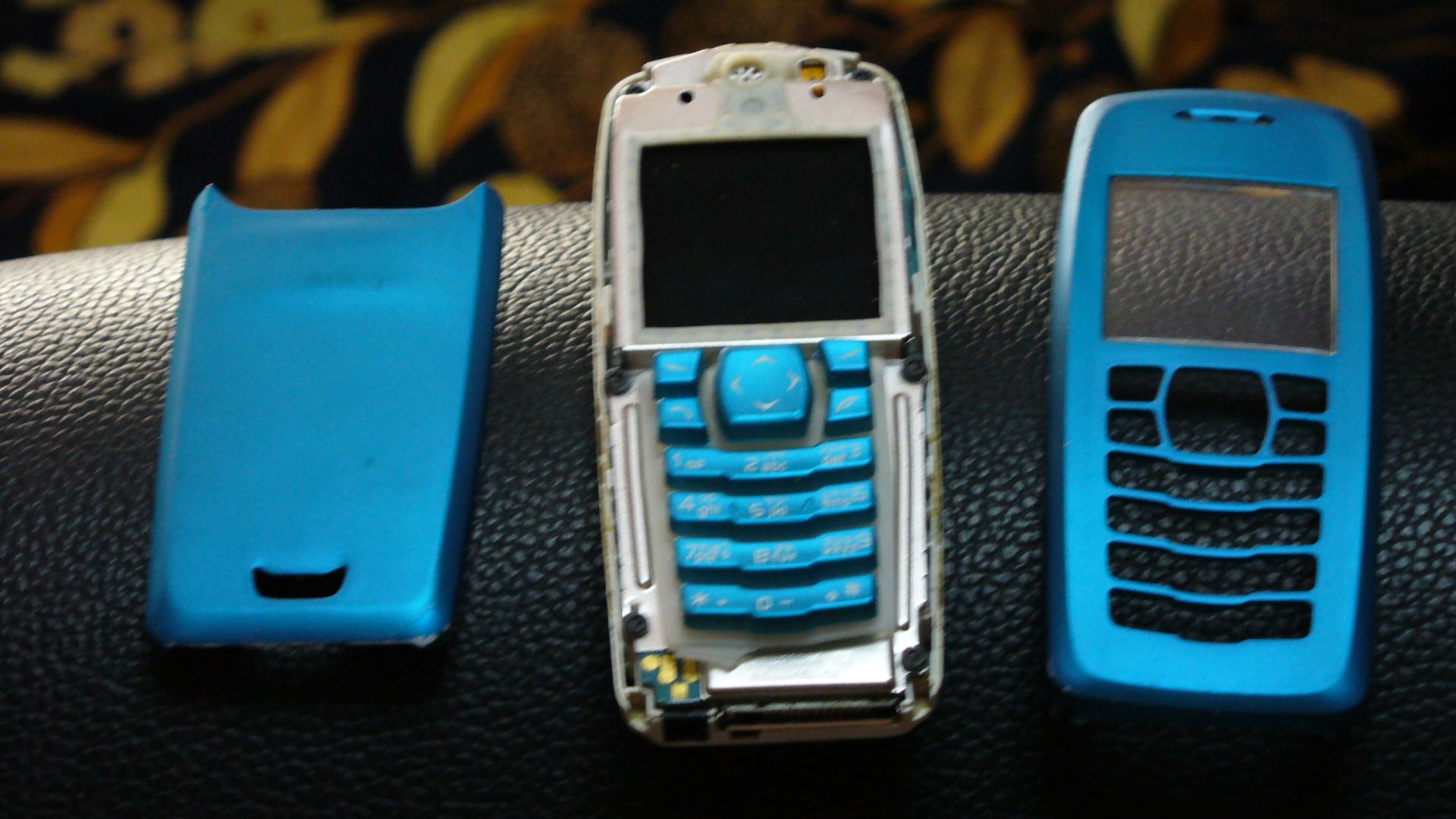 File:Nokia 3100 - parts.jpg