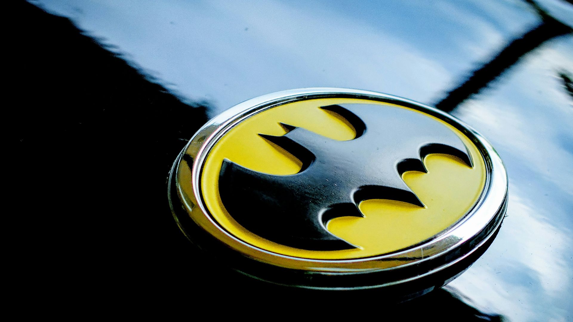 gold and silver round plate