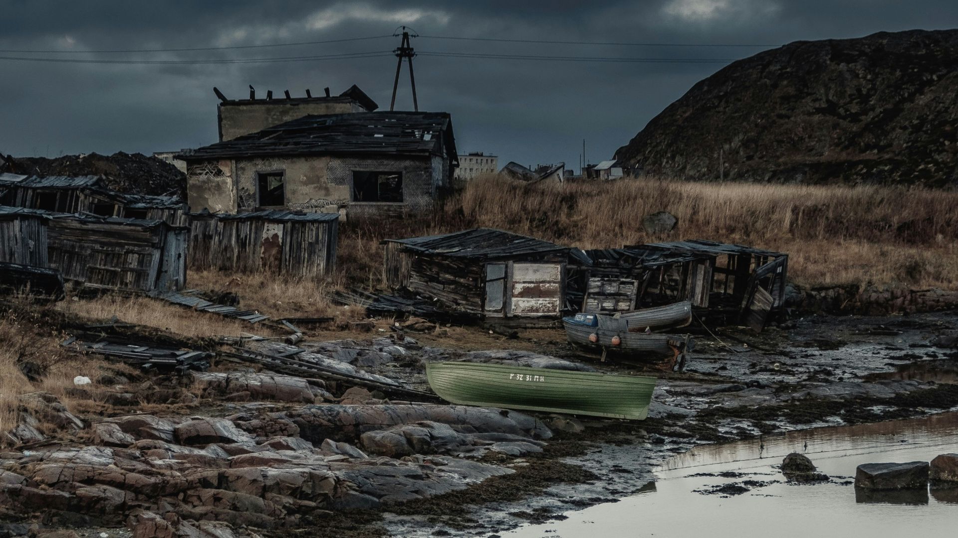 green and yellow boat on river during daytime