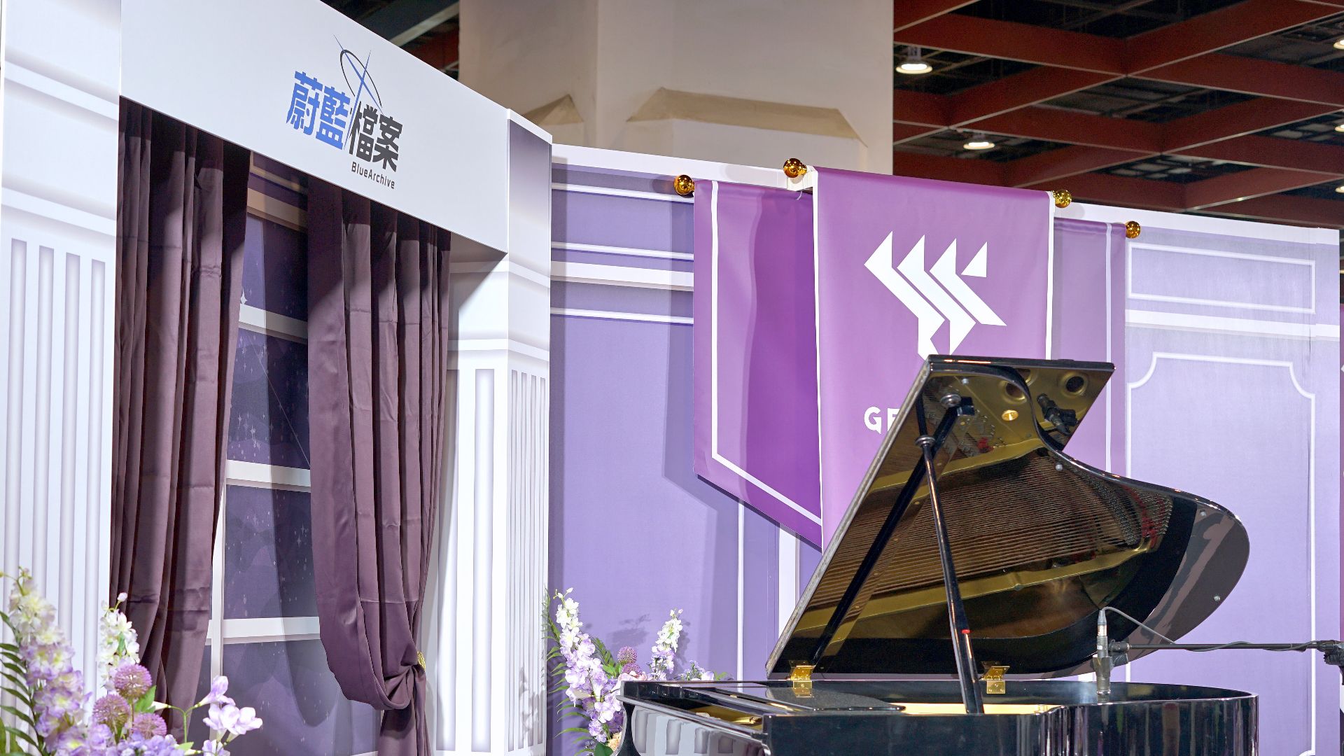 File:Flowers, Yamaha grand piano and microphone at Blue Archive booth 20240728a.jpg