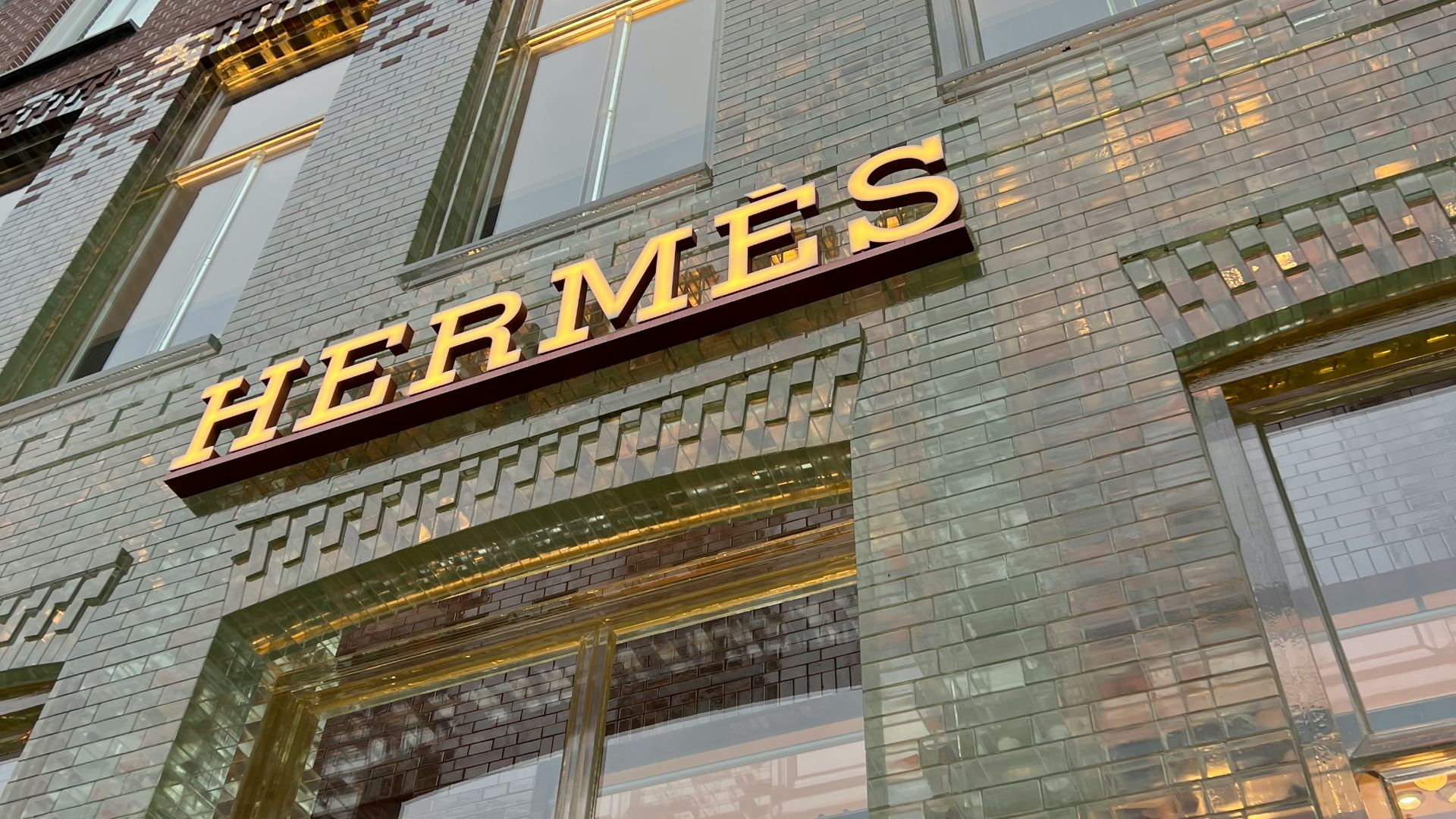 a building that has a sign on the front of it