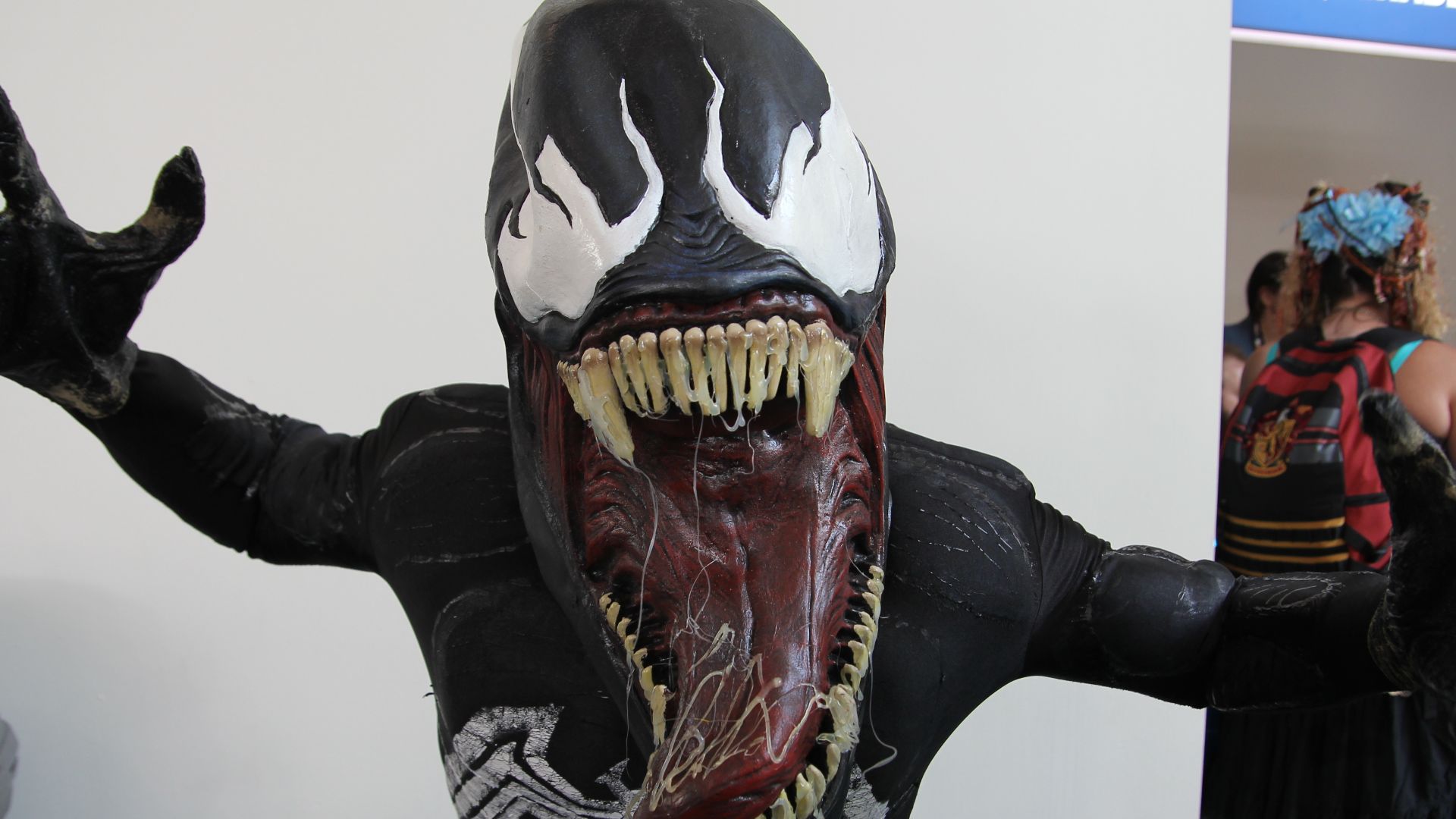 File:Venom Cosplayer at the 2019 Comic-Con International.jpg