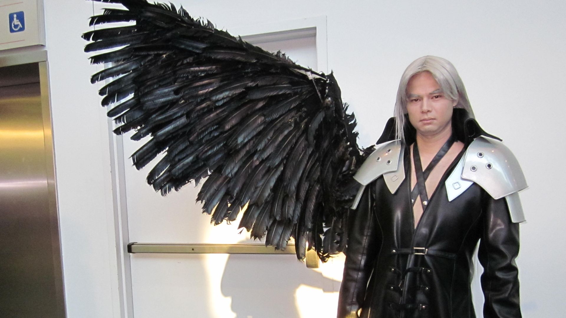 File:Sephiroth cosplayer at FanimeCon 2010-05-30 1.JPG