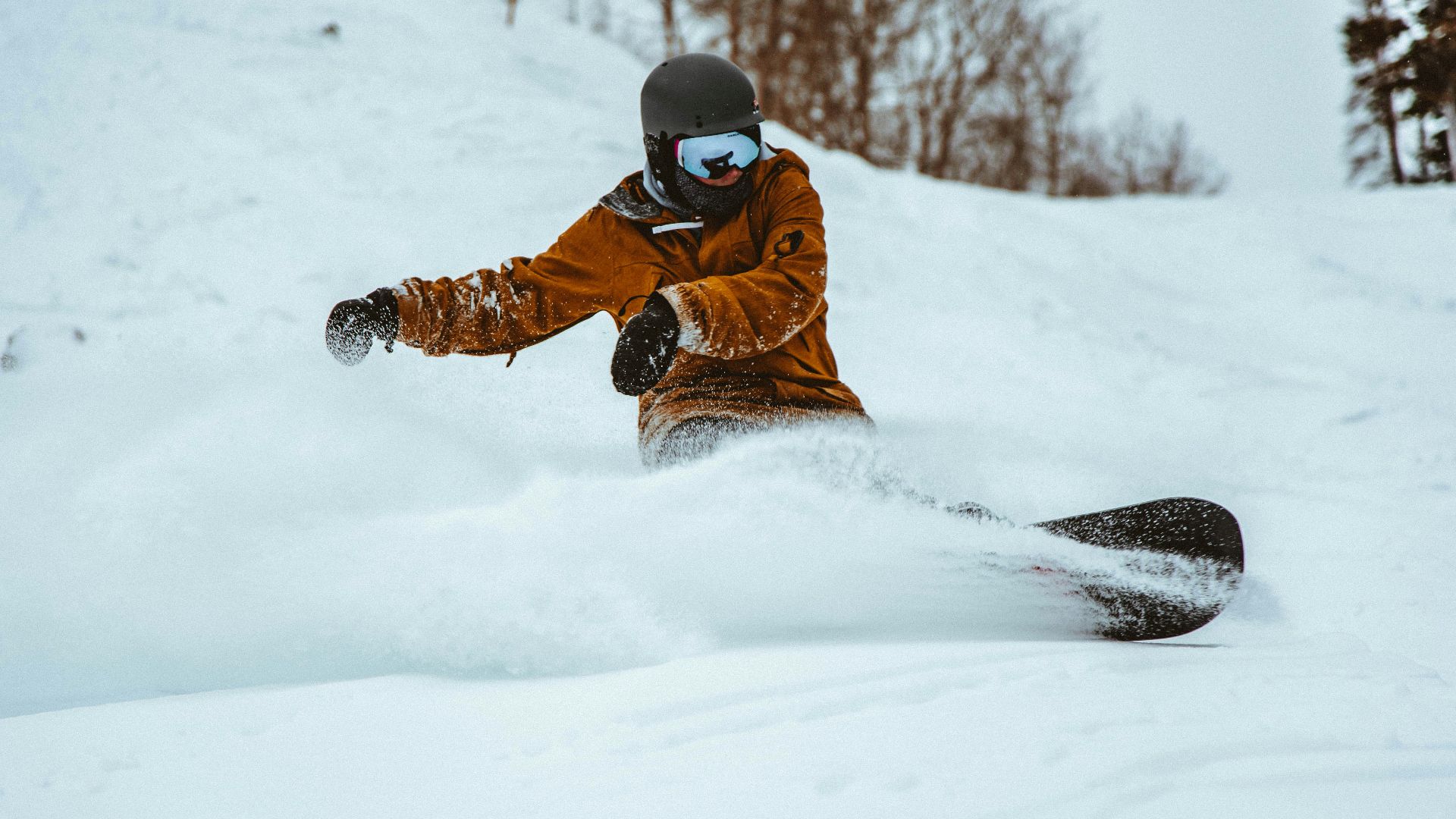photography of person playing snowboarding during daytime