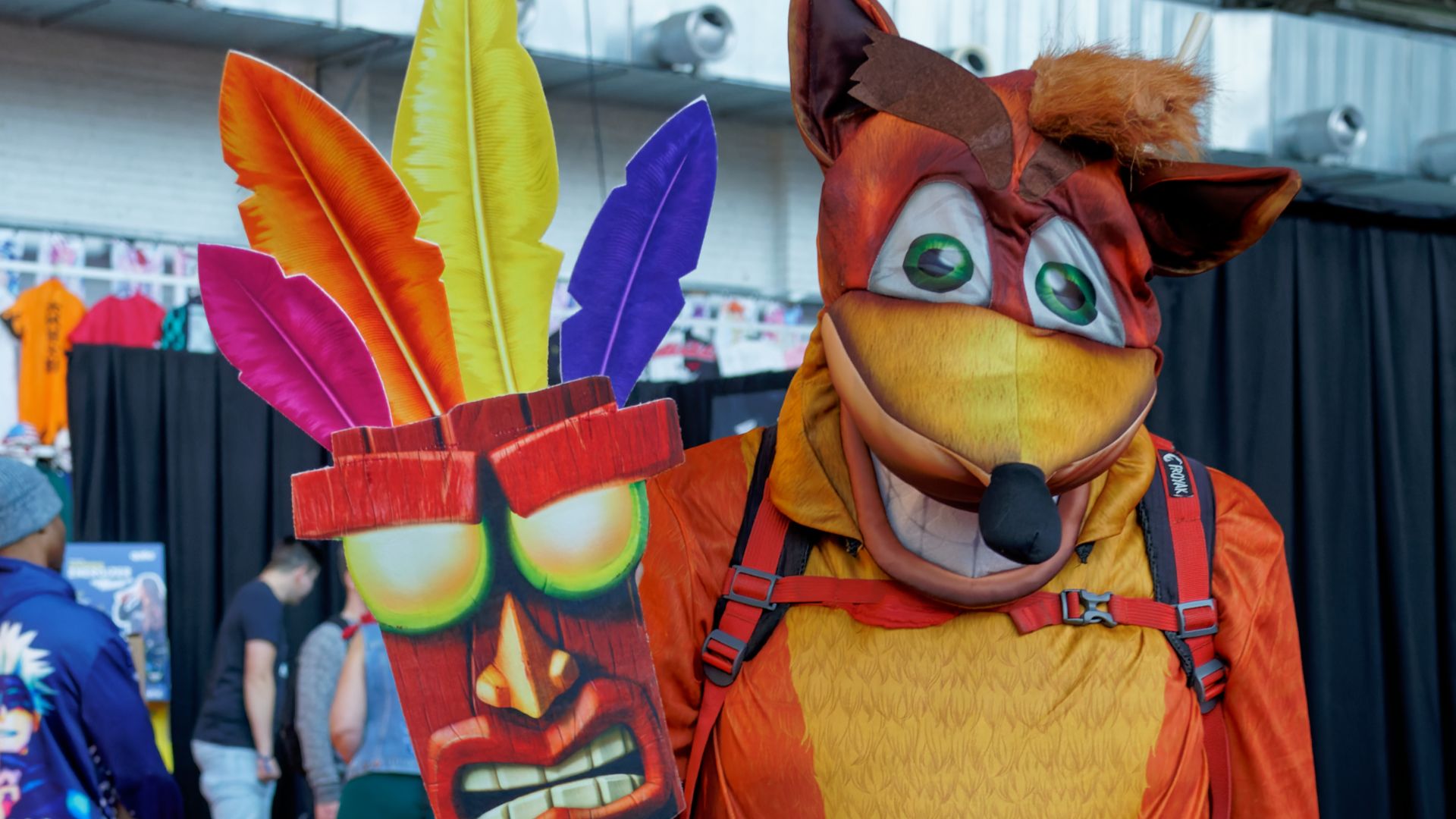 File:Cosplay of Crash Bandicoot and Aku Aku at Brussels Comic Con 2022 (51972756628).jpg