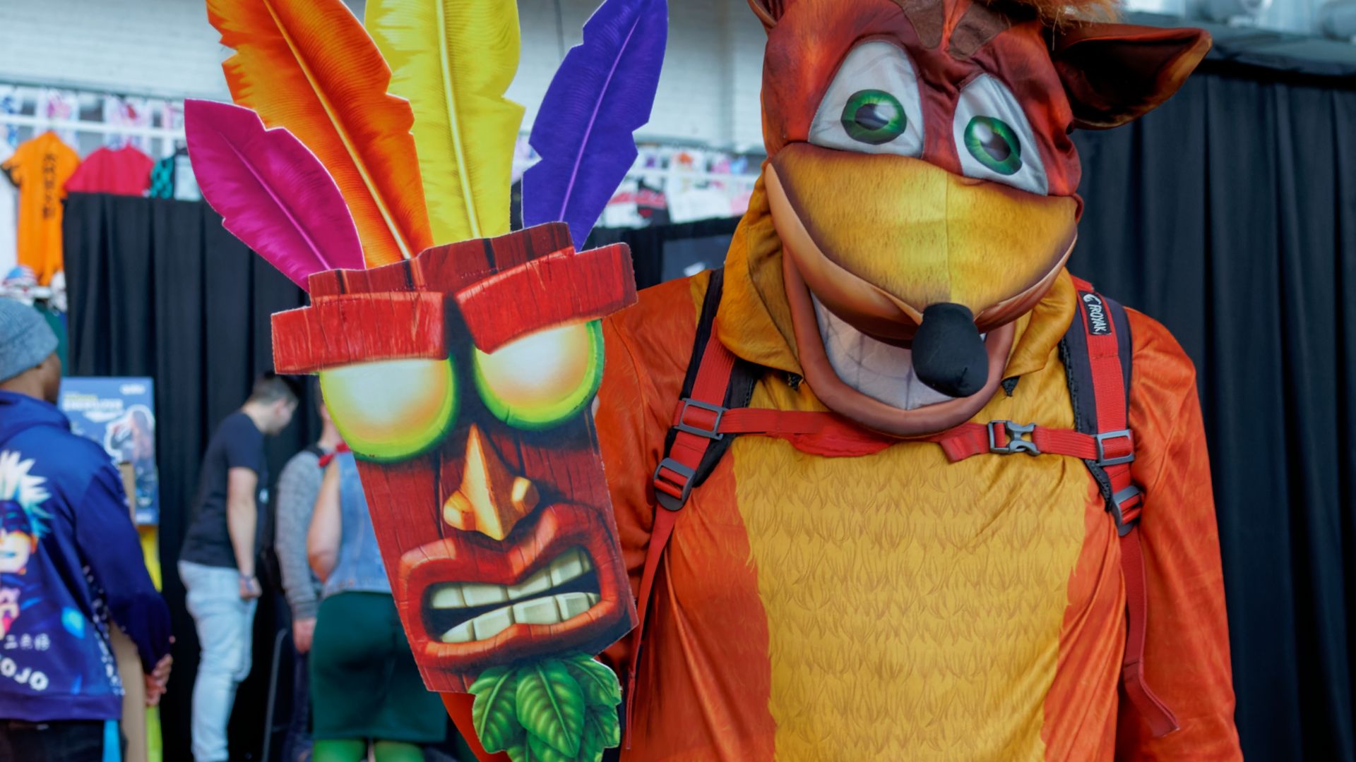 File:Cosplay of Crash Bandicoot and Aku Aku at Brussels Comic Con 2022 (51972756628).jpg