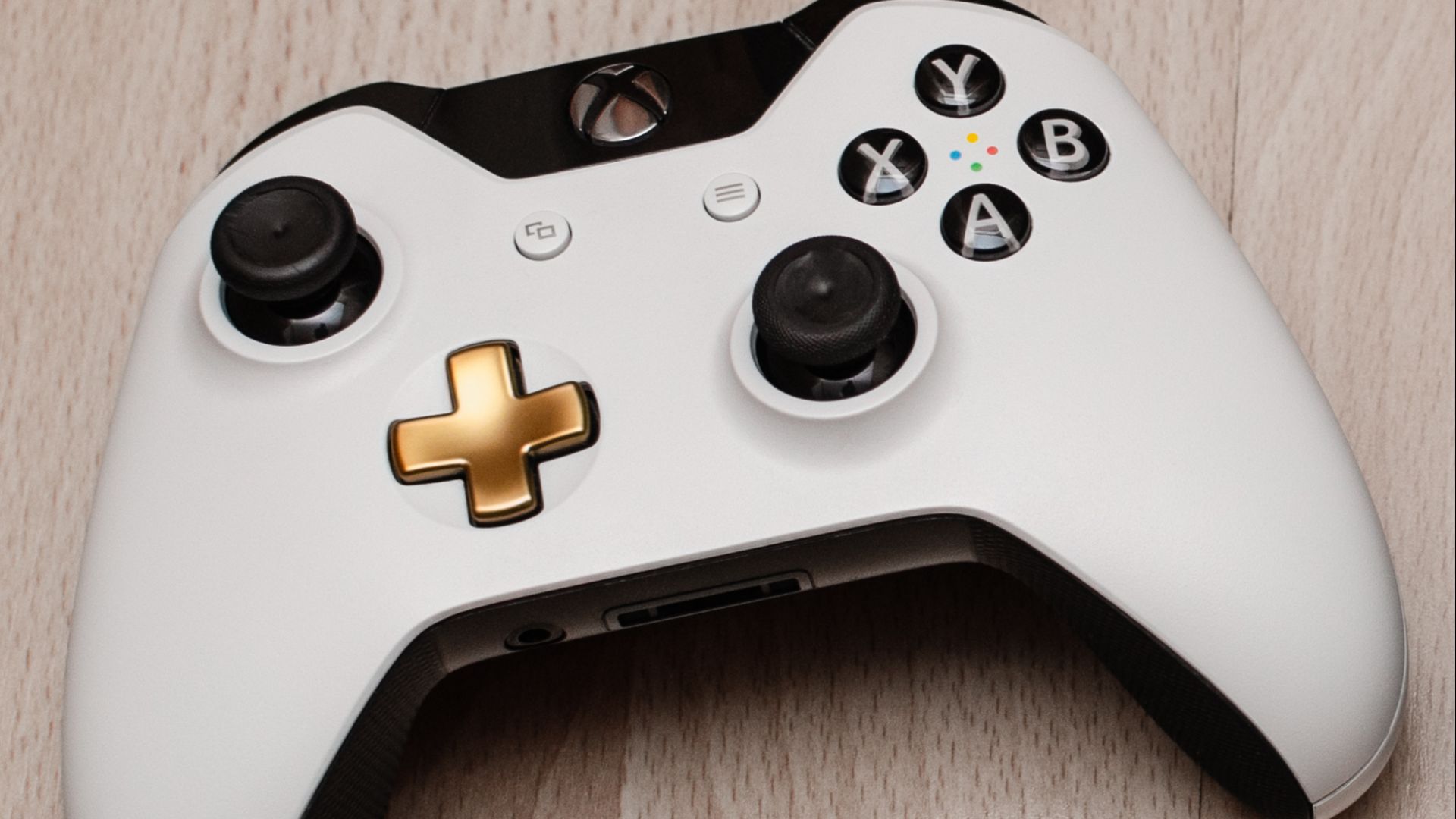 File:Xbox One Special Edition Lunar White controller.jpg