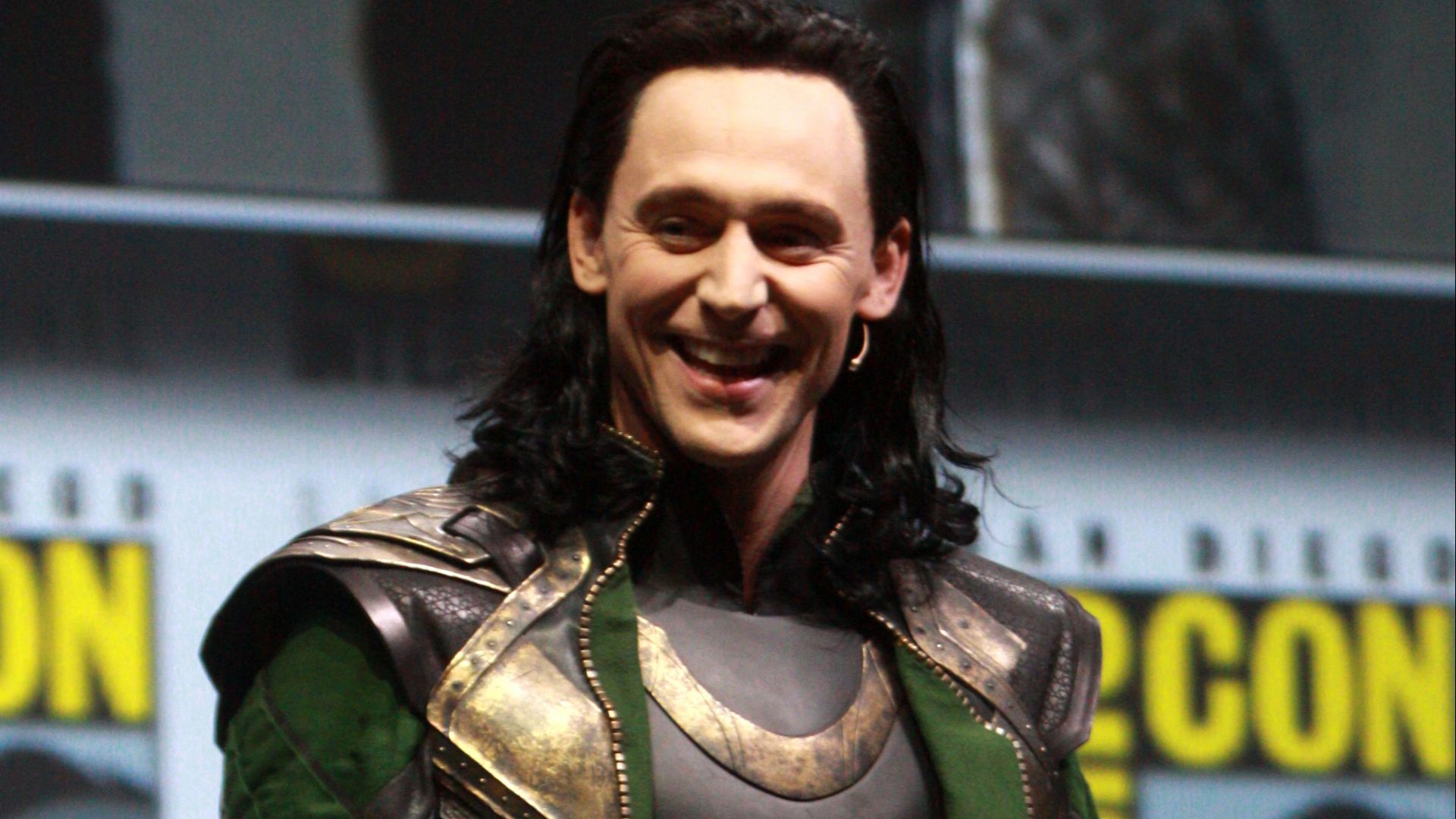 File:Tom Hiddleston by Gage Skidmore (cropped).jpg