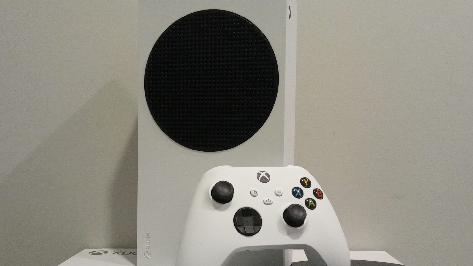 File:Xbox Series S with controller and box.jpg