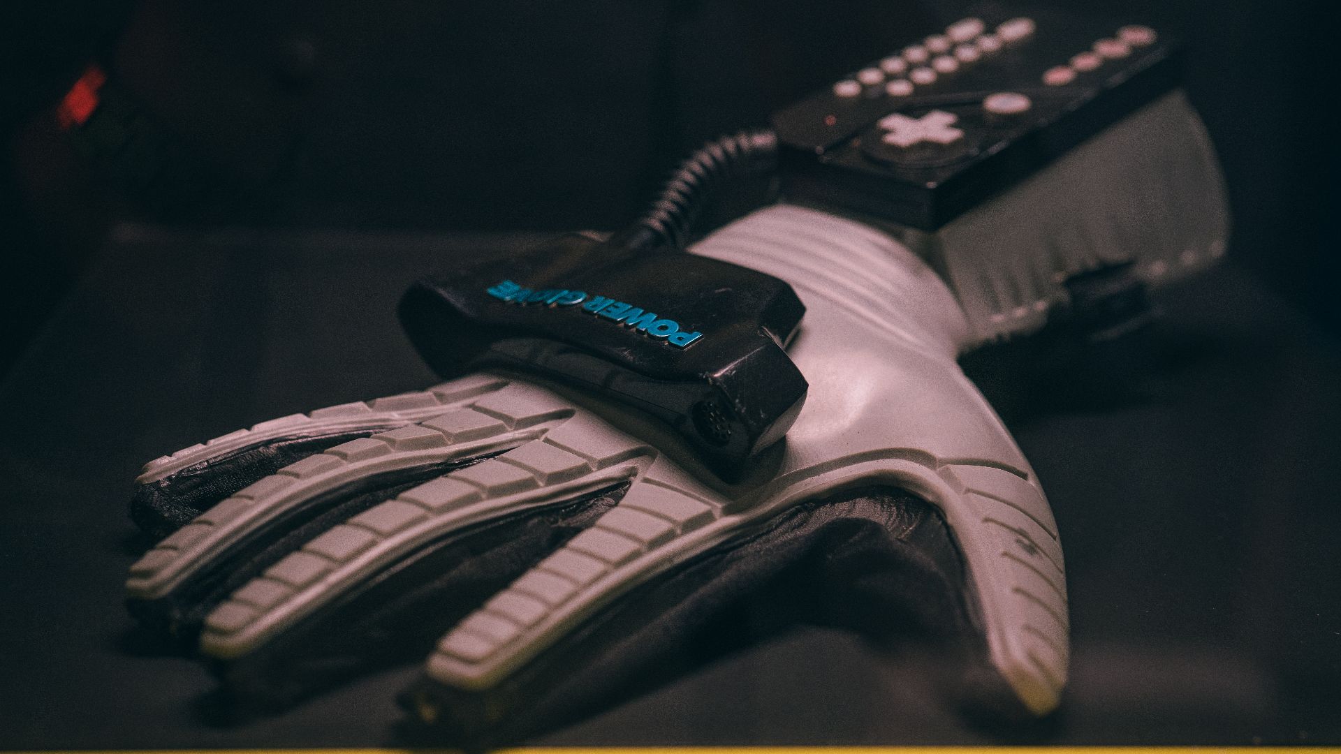 File:Power Glove on display at the Video Game Museum, Berlin.jpg