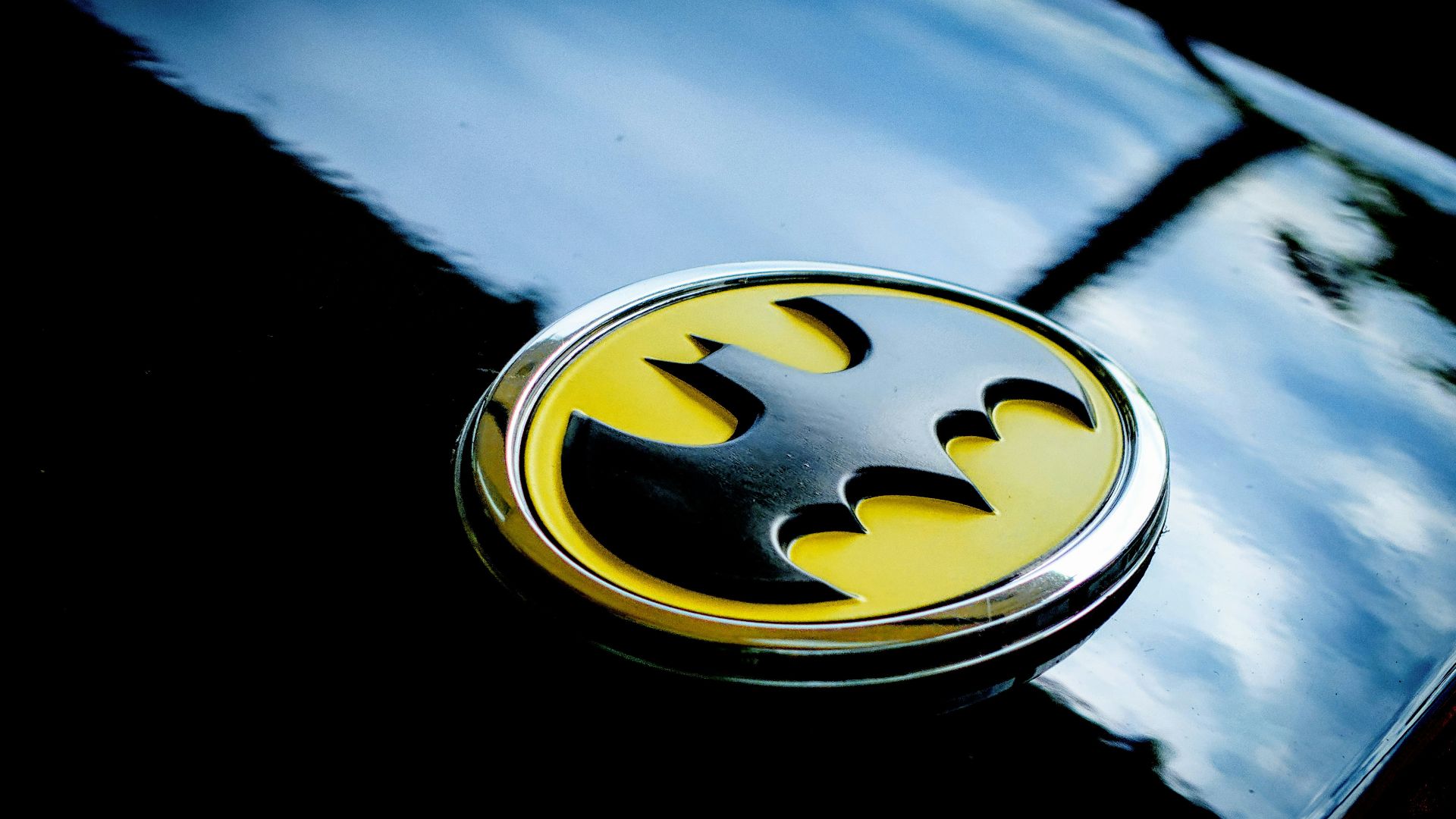 gold and silver round plate