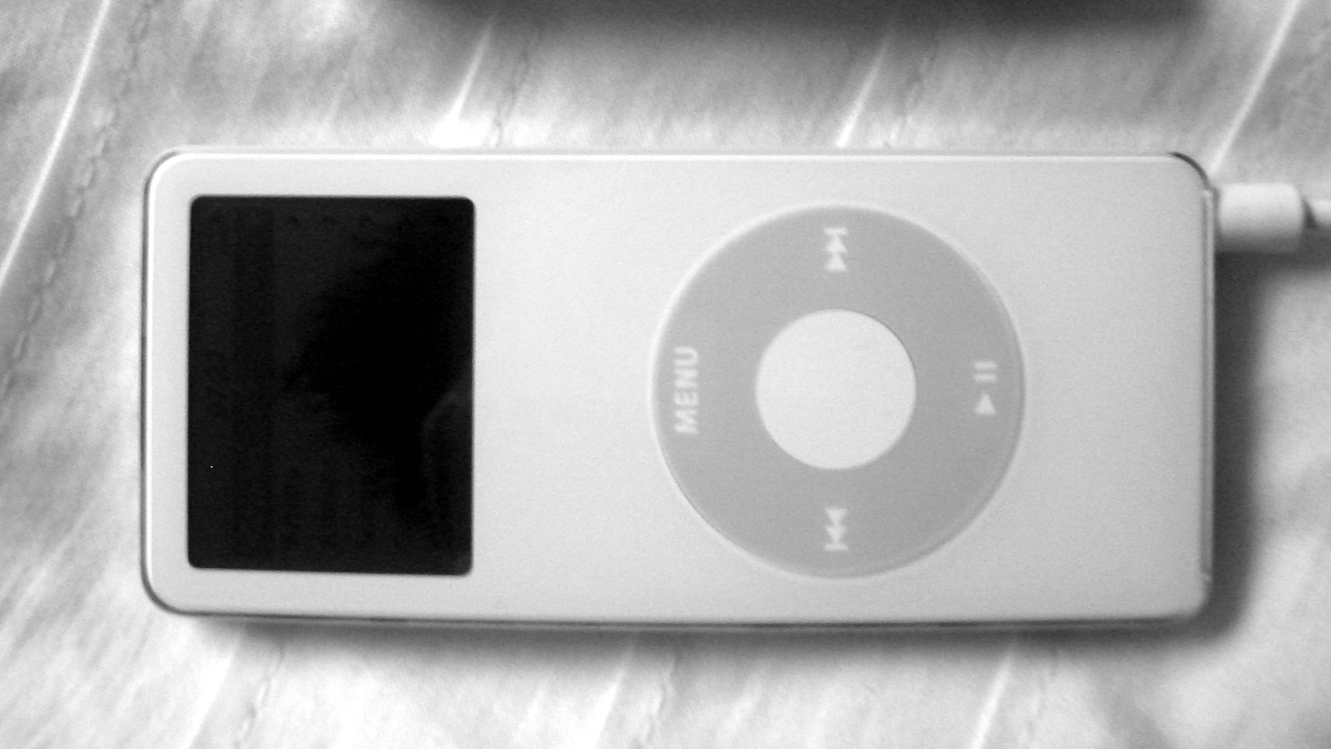 File:IPod nano alongside pack of gum - Flickr - dan taylor.jpg