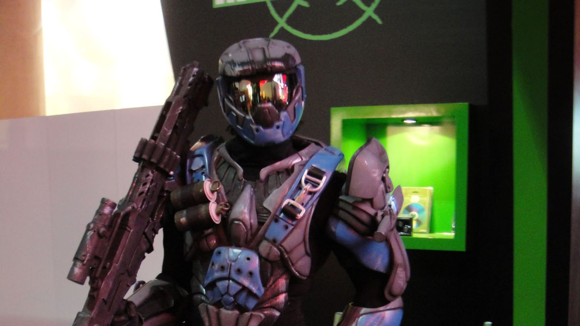 File:E3 2011 - IntensaFire booth Master Chief soldier (5822679972).jpg
