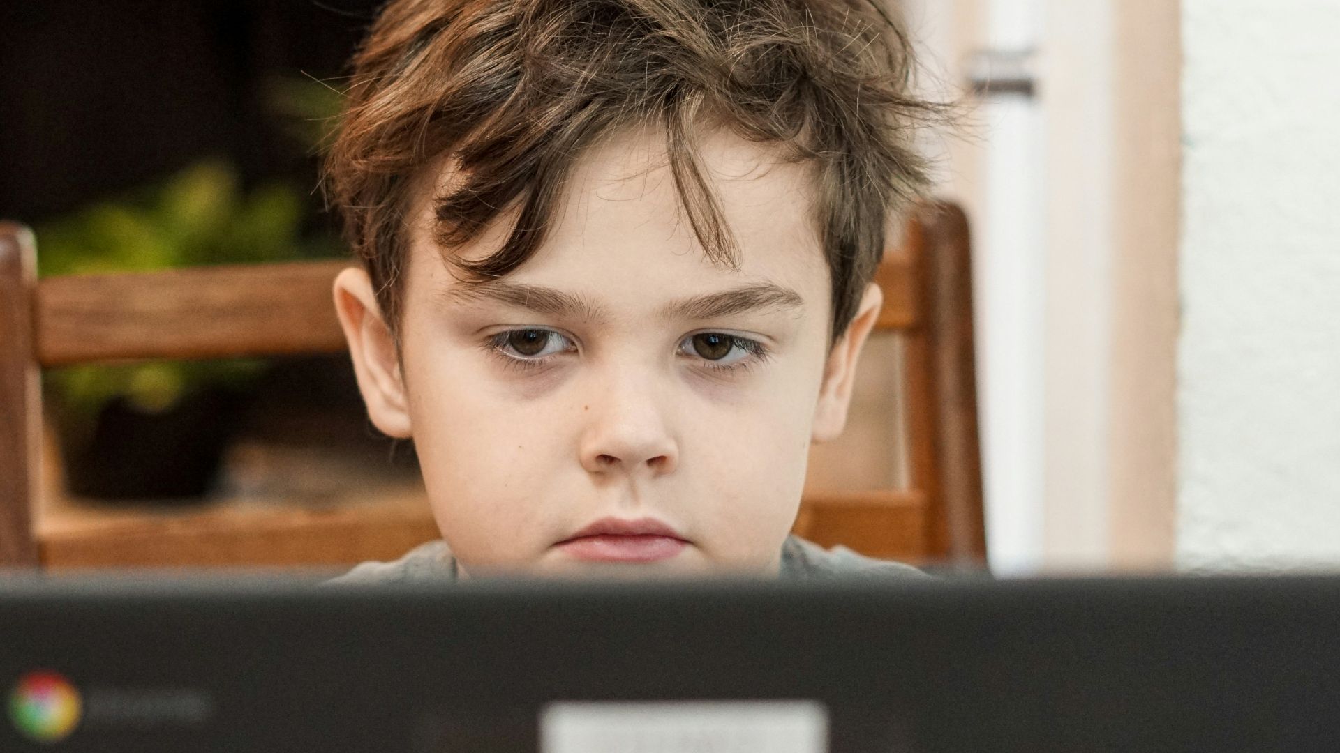 boy in black crew neck shirt