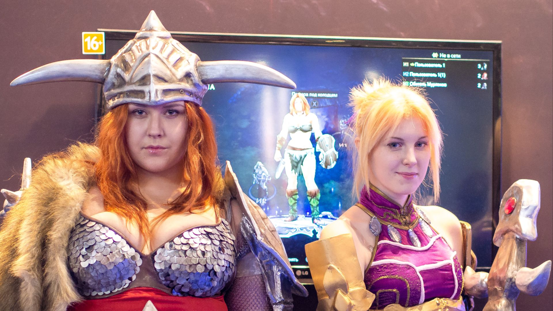 File:Barbarian and mage girls from Diablo III at Igromir 2013 (10091509064).jpg