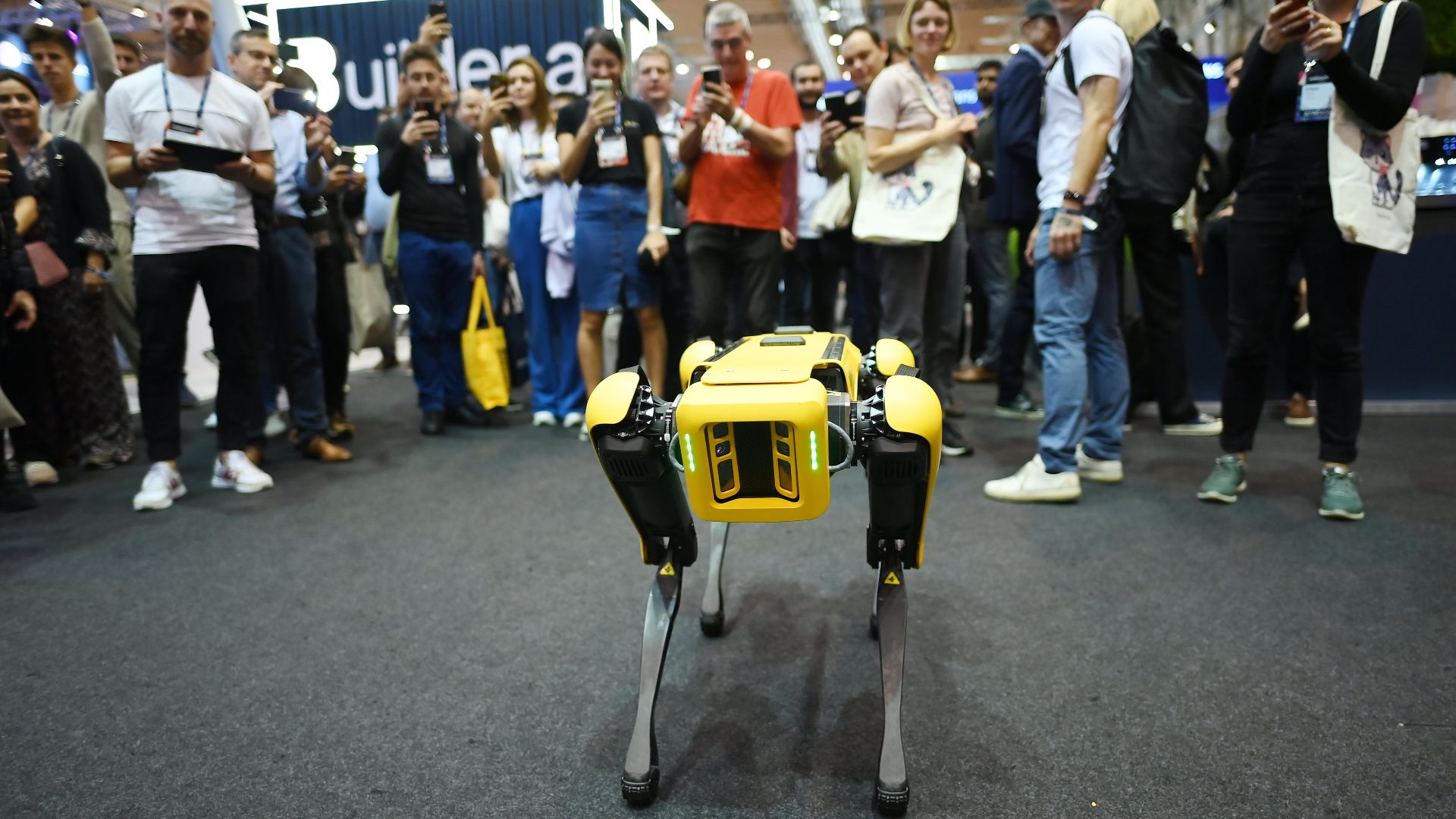 File:2022 - On the floor SM7 6905 (52472699085).jpg