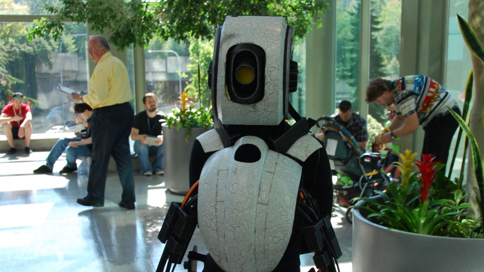 File:GlaDOS (9650842618).jpg