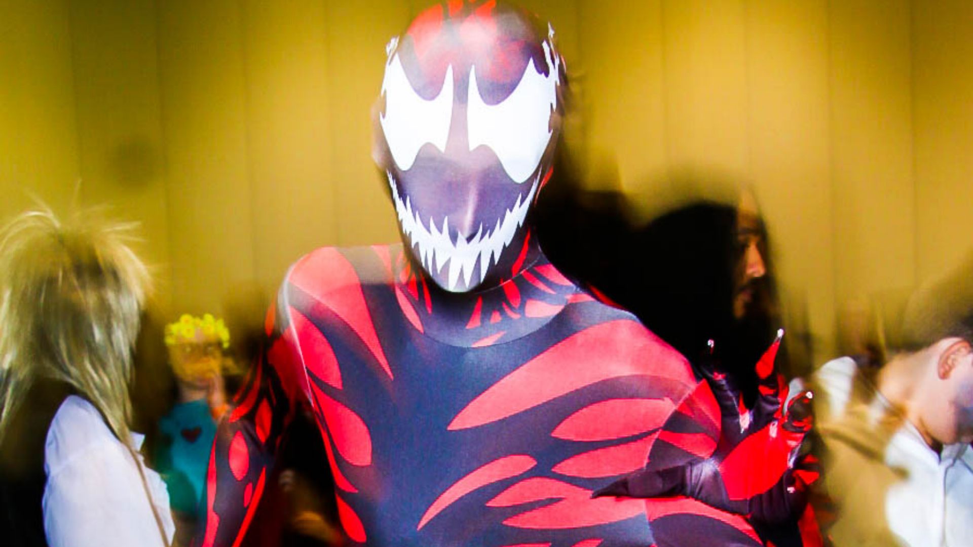 File:Spider-Man Carnage Cosplay - MCM Comic Con 2016 (27398644475).jpg