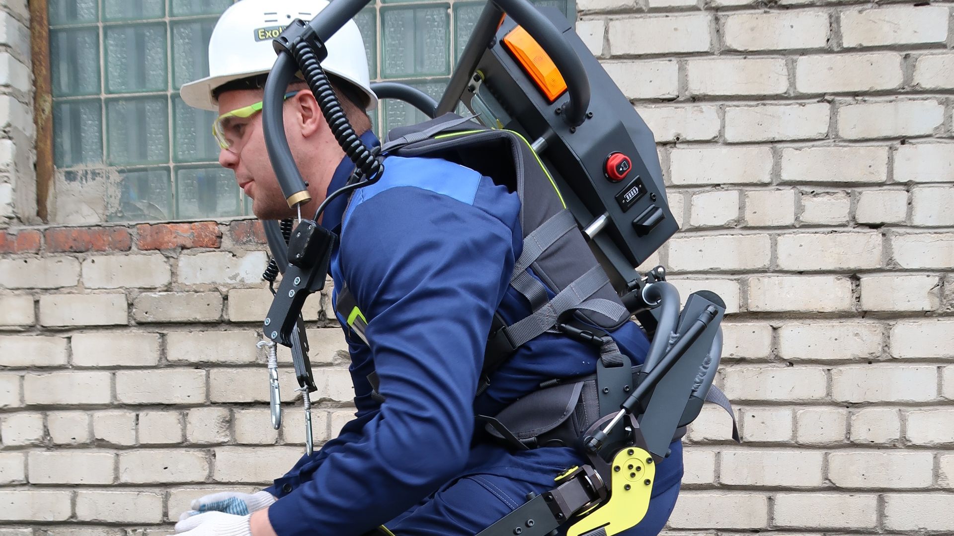 File:Положение сидя в экзоскелете ExoHeaver.jpg