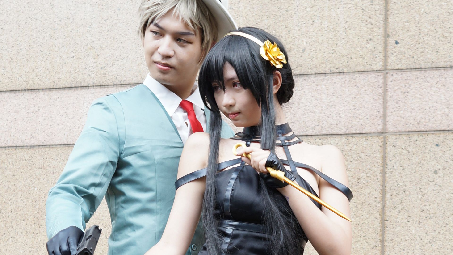 File:Liu Yuan and her friend as Yor Forger and Loid Forger standing 20220813b.jpg