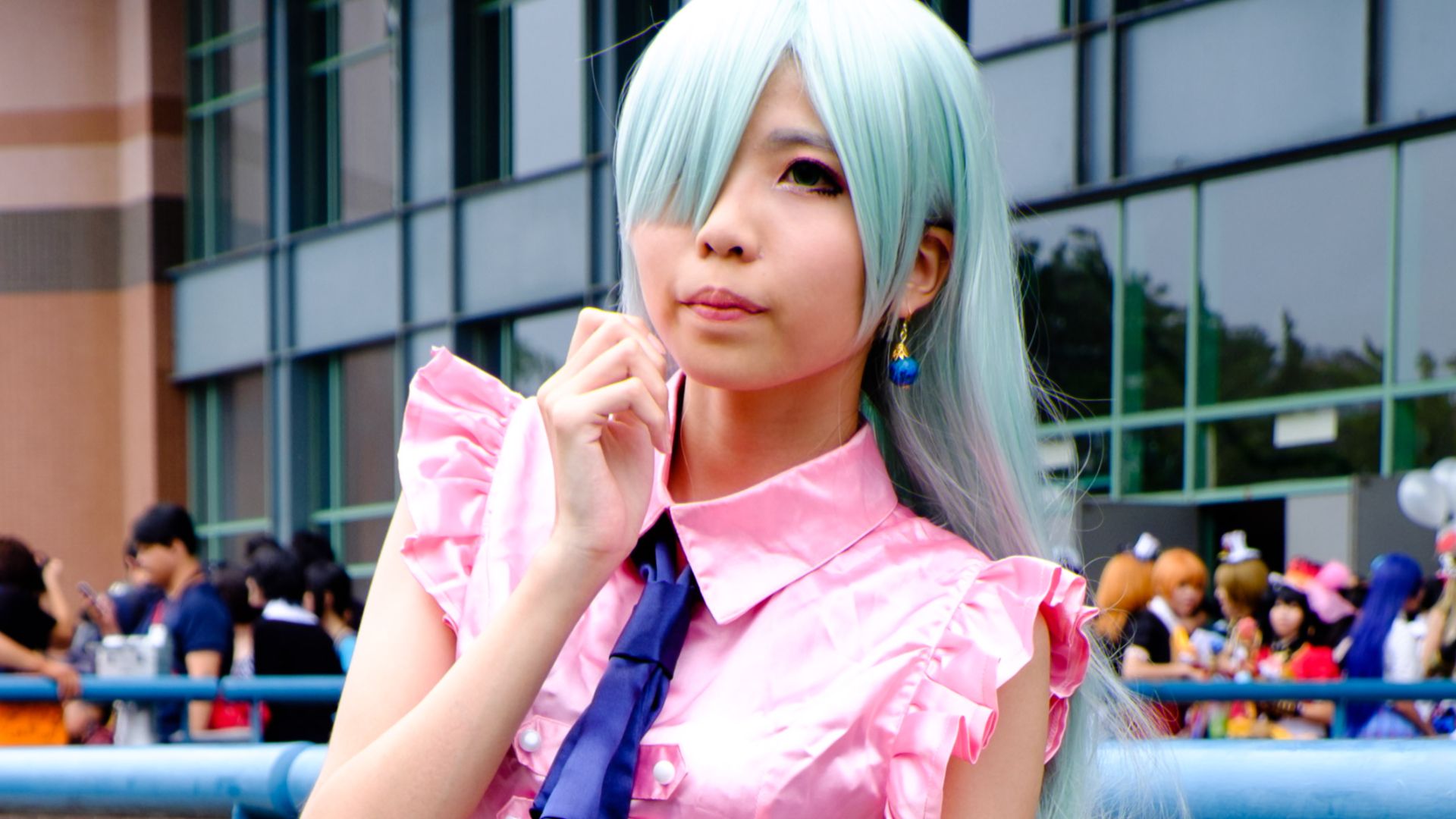 File:Cosplayer of Elizabeth Liones standing at CWT40, front view 20150809b.jpg