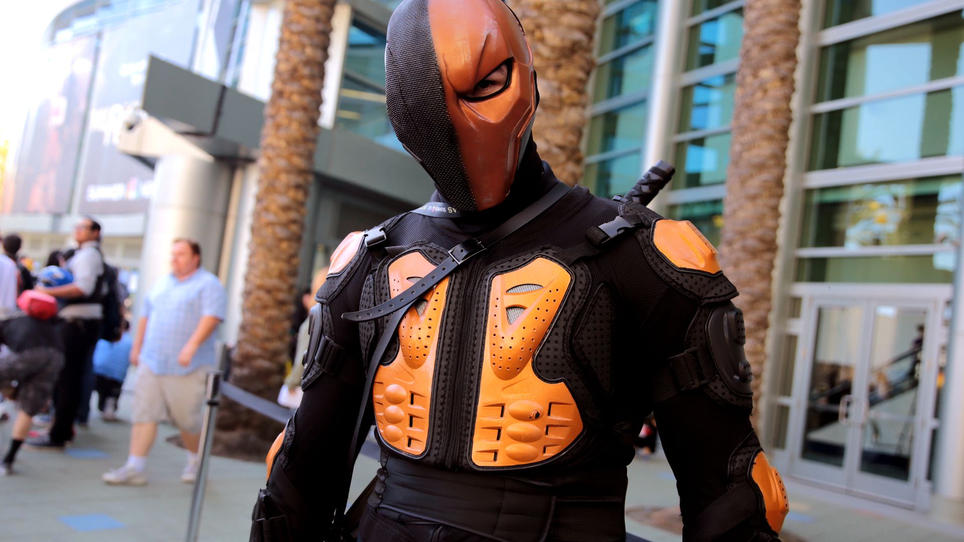 File:Deathstroke cosplayer (33738805411).jpg