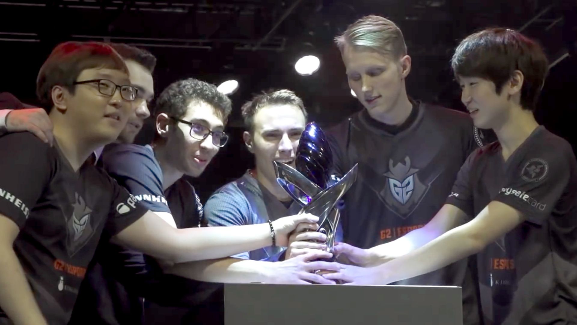 File:G2 holding 2016 EU LCS Summer trophy.jpg