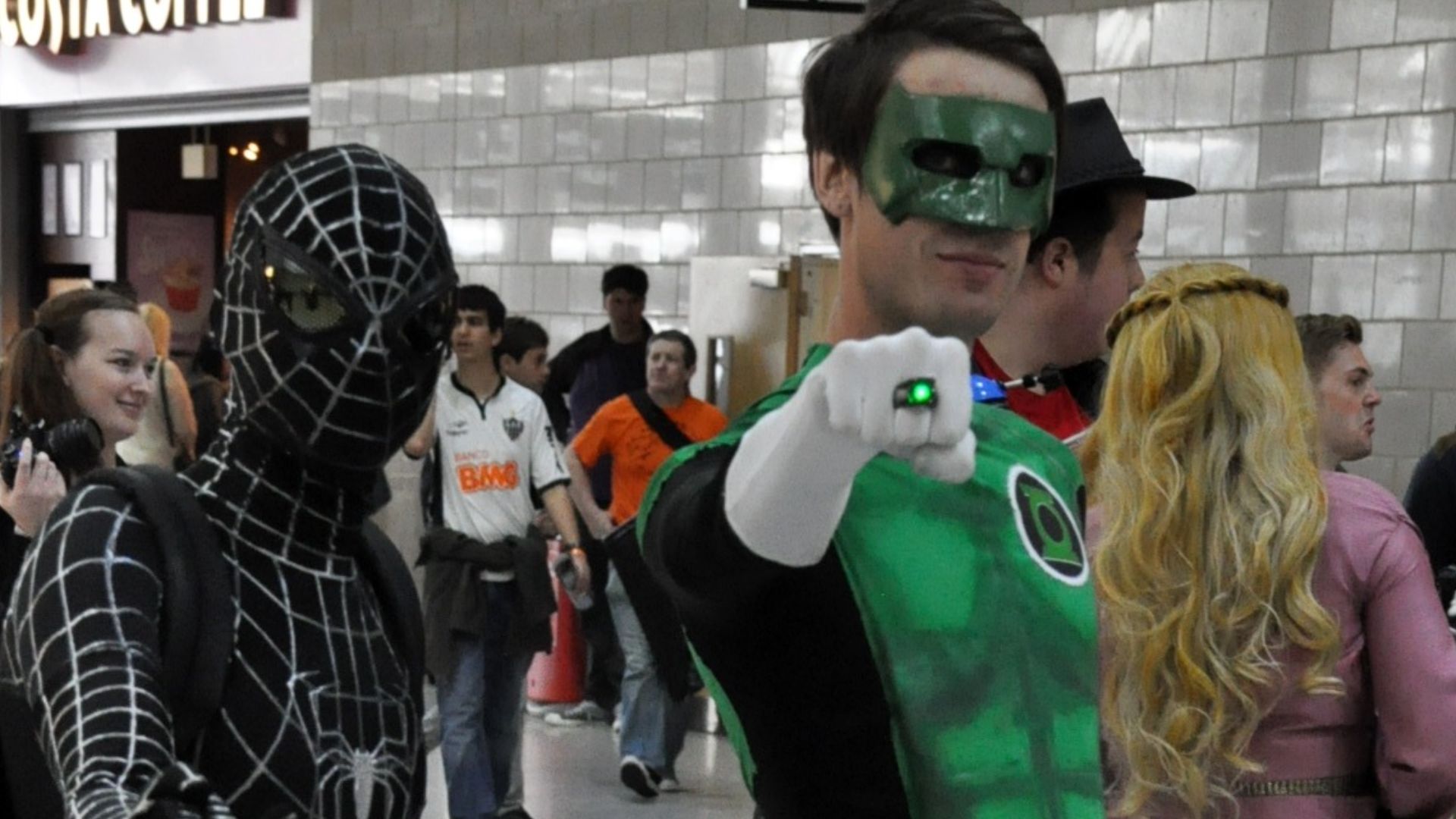 File:MCM 2013 - Venom & Green Lantern (8979367296).jpg