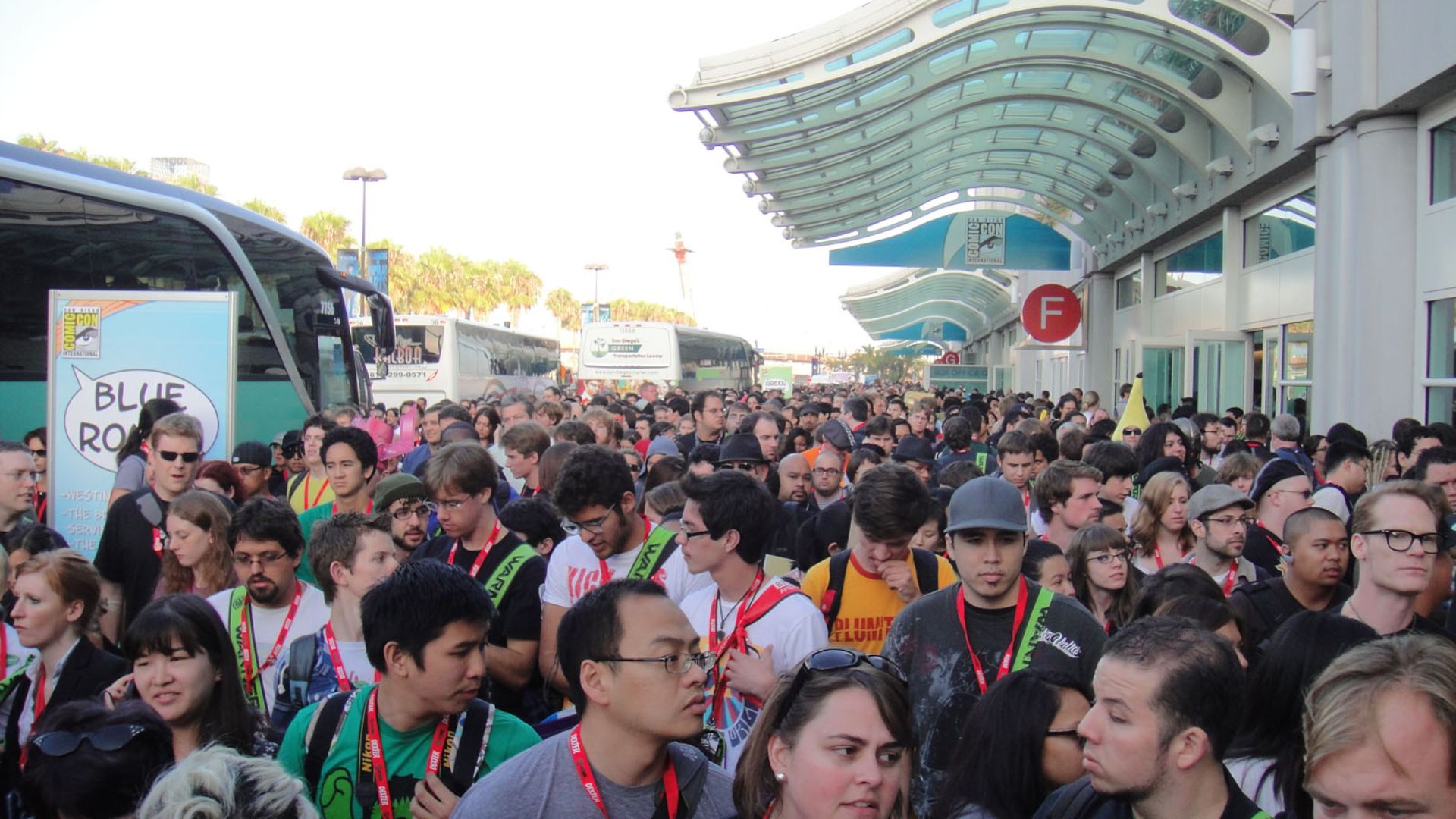 File:Comic-Con 2010 - the crowd in front of the convention center at the end of the day (4874859918).jpg