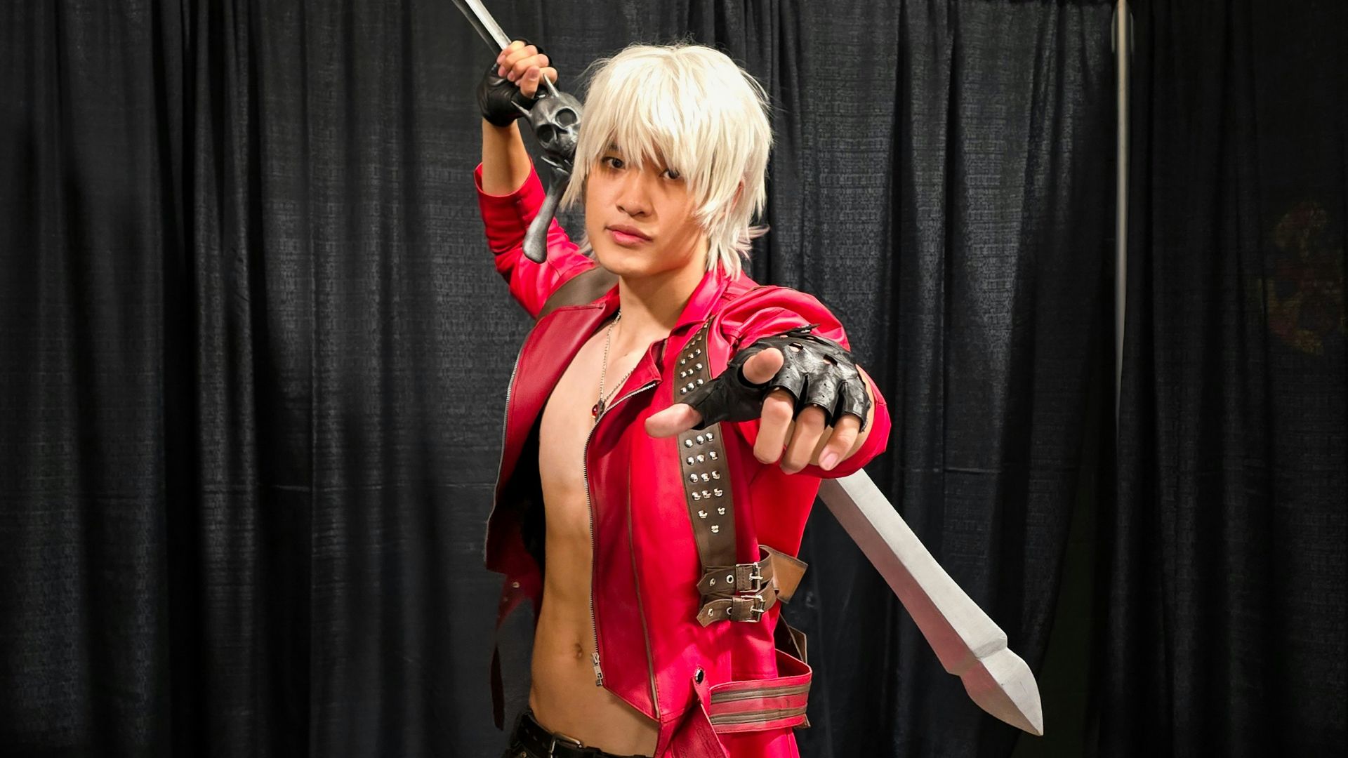 Cosplayer posing as dante from devil may cry.